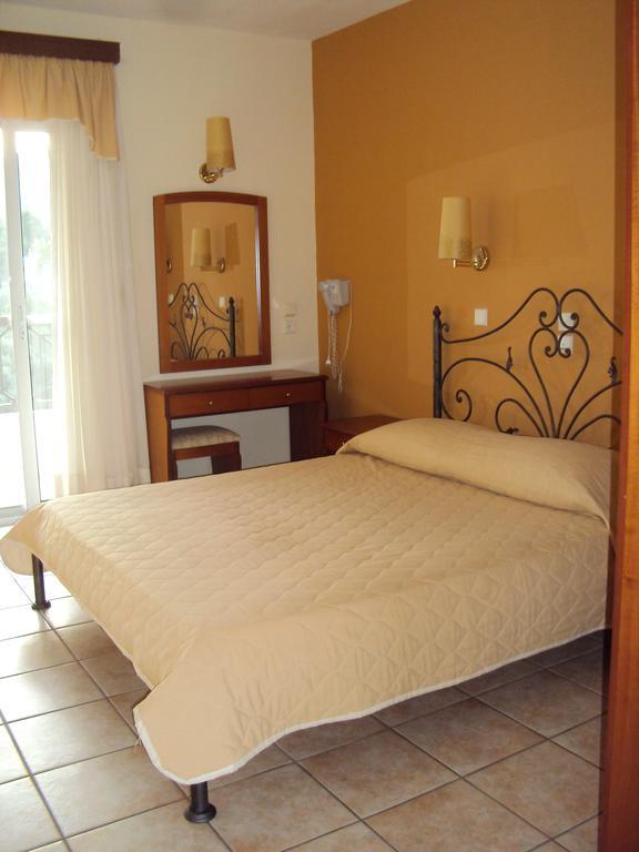 Aparthotel Amalia PalaiónTsiflíkion Habitación foto
